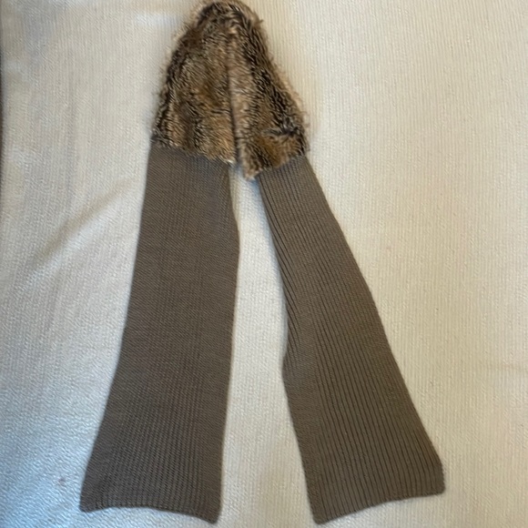 Banana Republic Accessories - Banana Republic Faux Fur Cable Knit Scarf